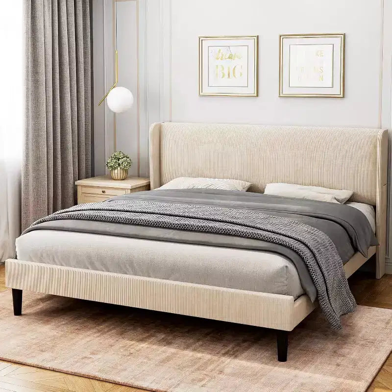 Struttura letto con testiera e alette laterali, in velluto beige con strisce verticali, 2 tasche portaoggetti e robusto supporto con doghe in legno