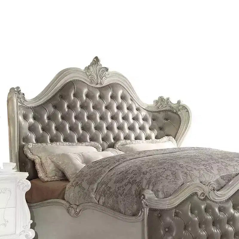 Letto matrimoniale Versailles in similpelle grigia vintage con finitura bianco osso