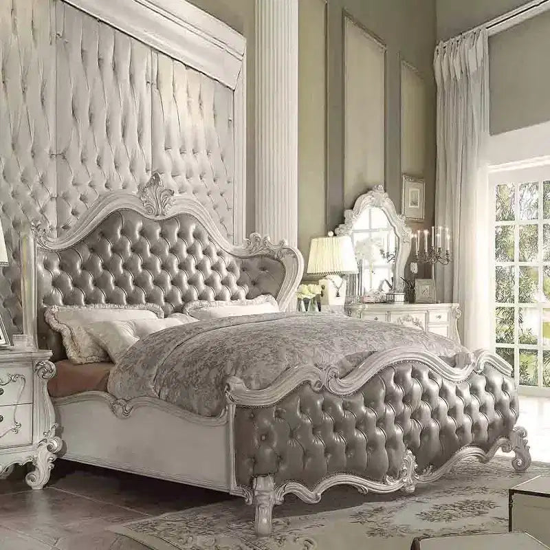 Letto matrimoniale Versailles in similpelle grigia vintage con finitura bianco osso