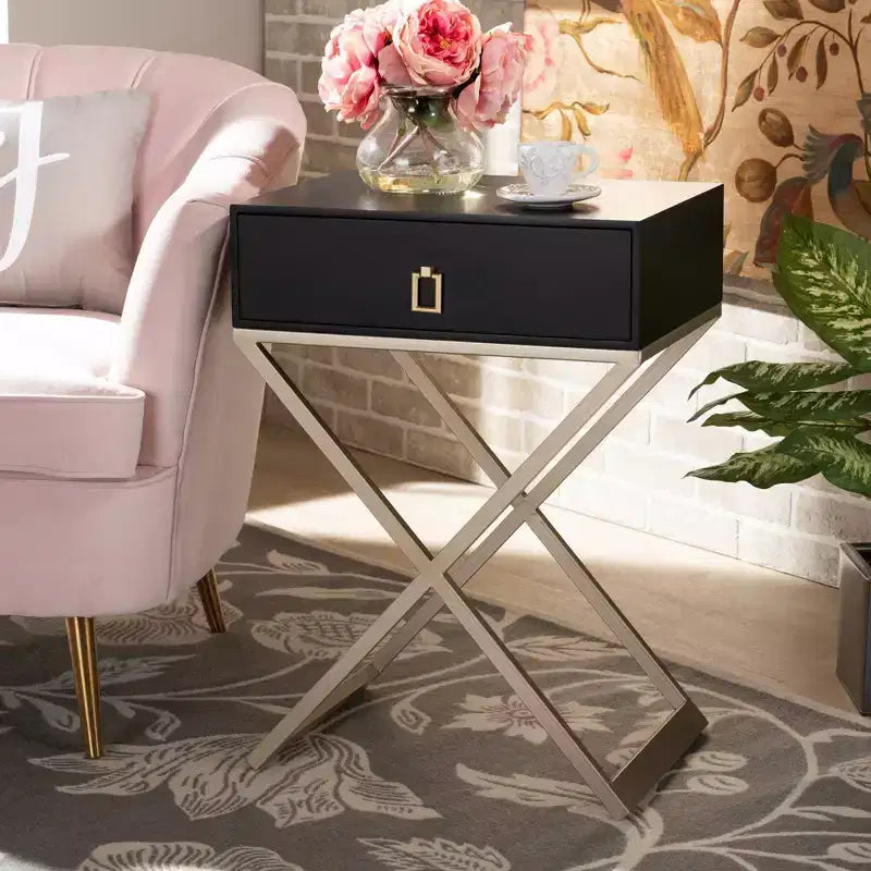Comodino in metallo Patricia color ottone a 1 cassetto - Baxton Studio