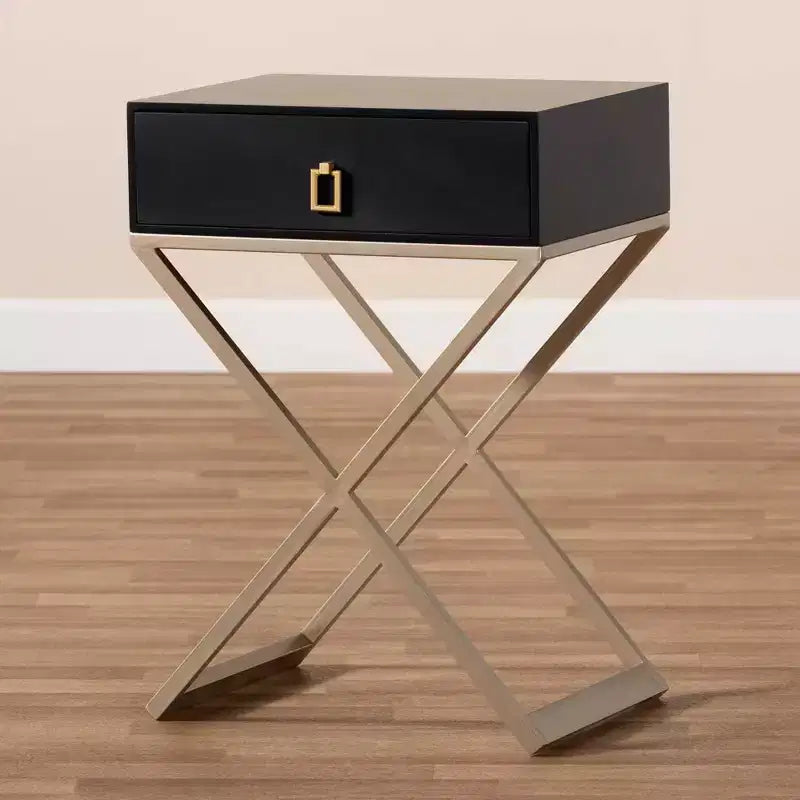 Comodino in metallo Patricia color ottone a 1 cassetto - Baxton Studio